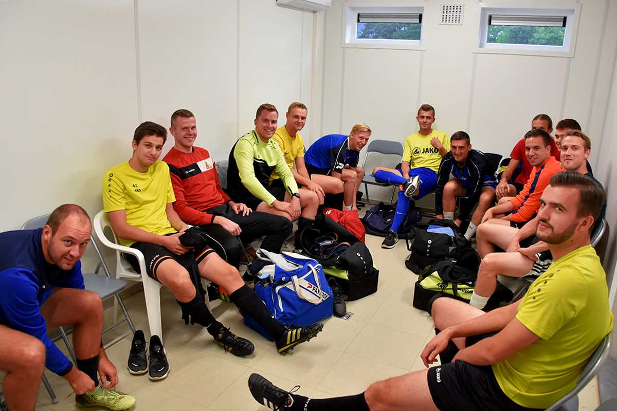 De eerste ploeg verzamelt in de nieuwe kleedkamer voor de training