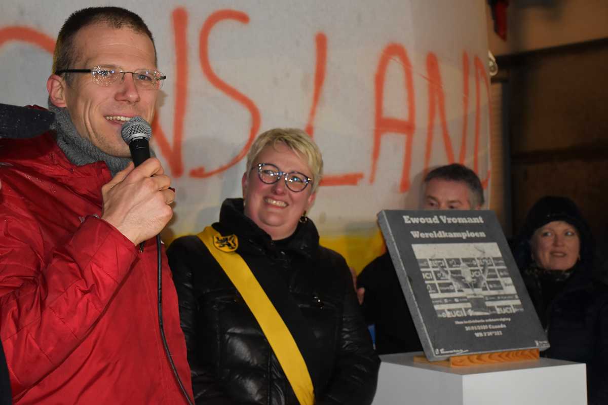 Ewoud Vromant en schepen Heidi Knop naast de naamplaat die een mooie plaats zal krijgen op het vernieuwde Heilig Hartplein.