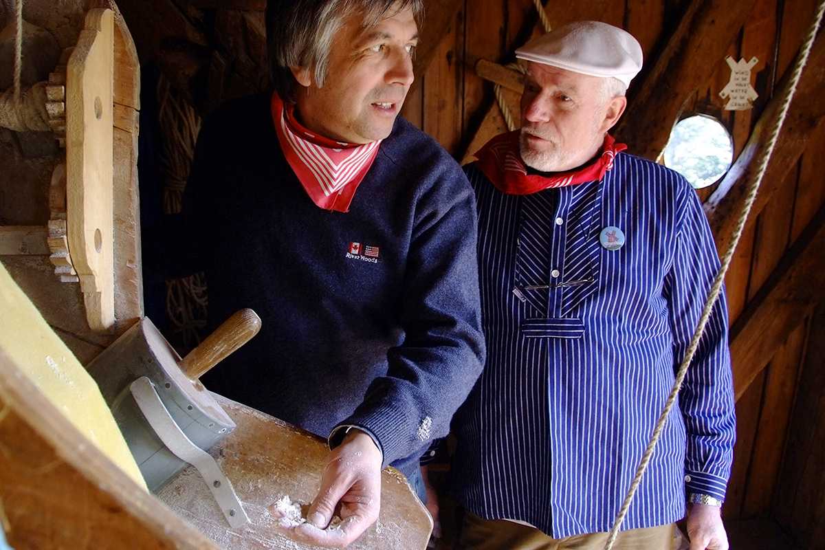 Alain en Johny aan het werk in de molen.