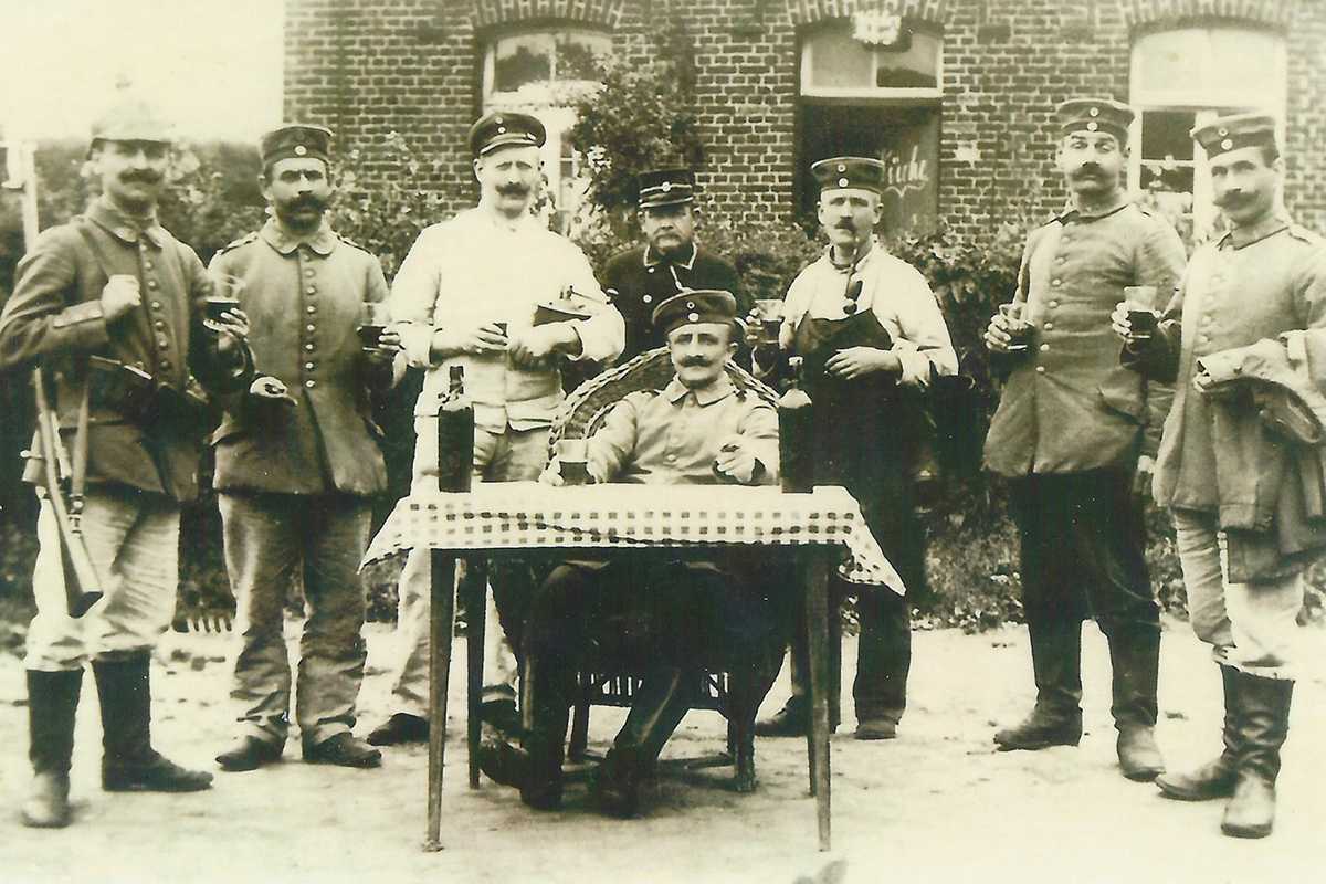 Duitse keuken in het routehuis bij het station in Herzele. In het midden: veldwachter Benedictus Robeys