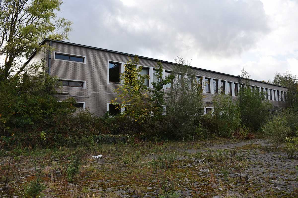 De achterzijde van het voormalige schoolgebouw