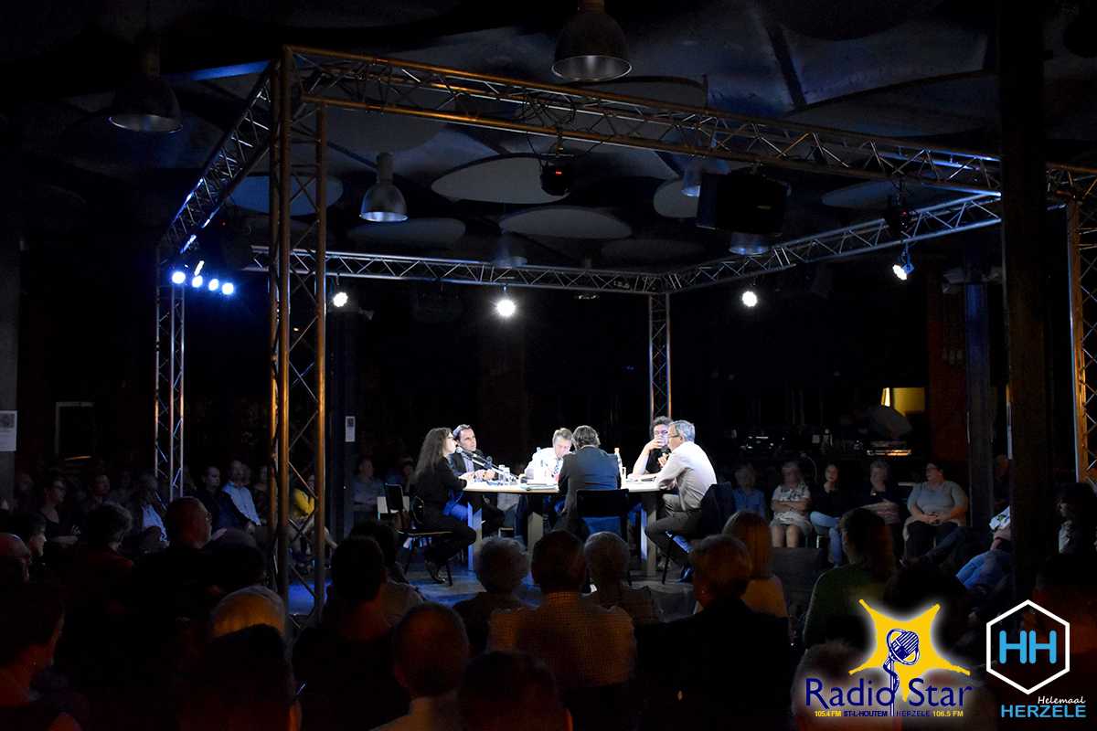 De grote zaal in De Wattenfabriek zat afgeladen vol.