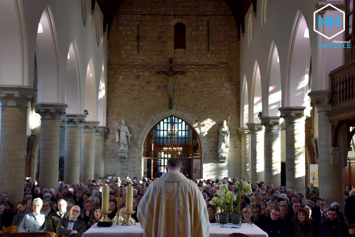 De kerk zat afgeladen vol.