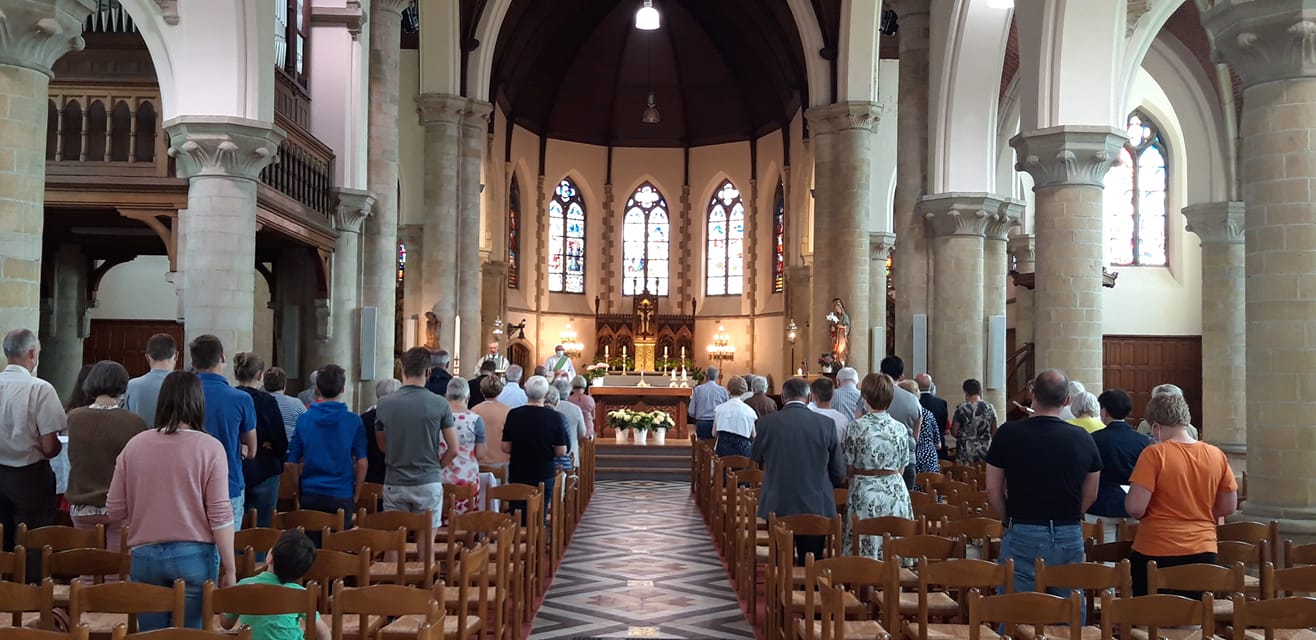 Eucharistieviering in de Sint-Martinuskerk van Herzele ©Davy Beerens