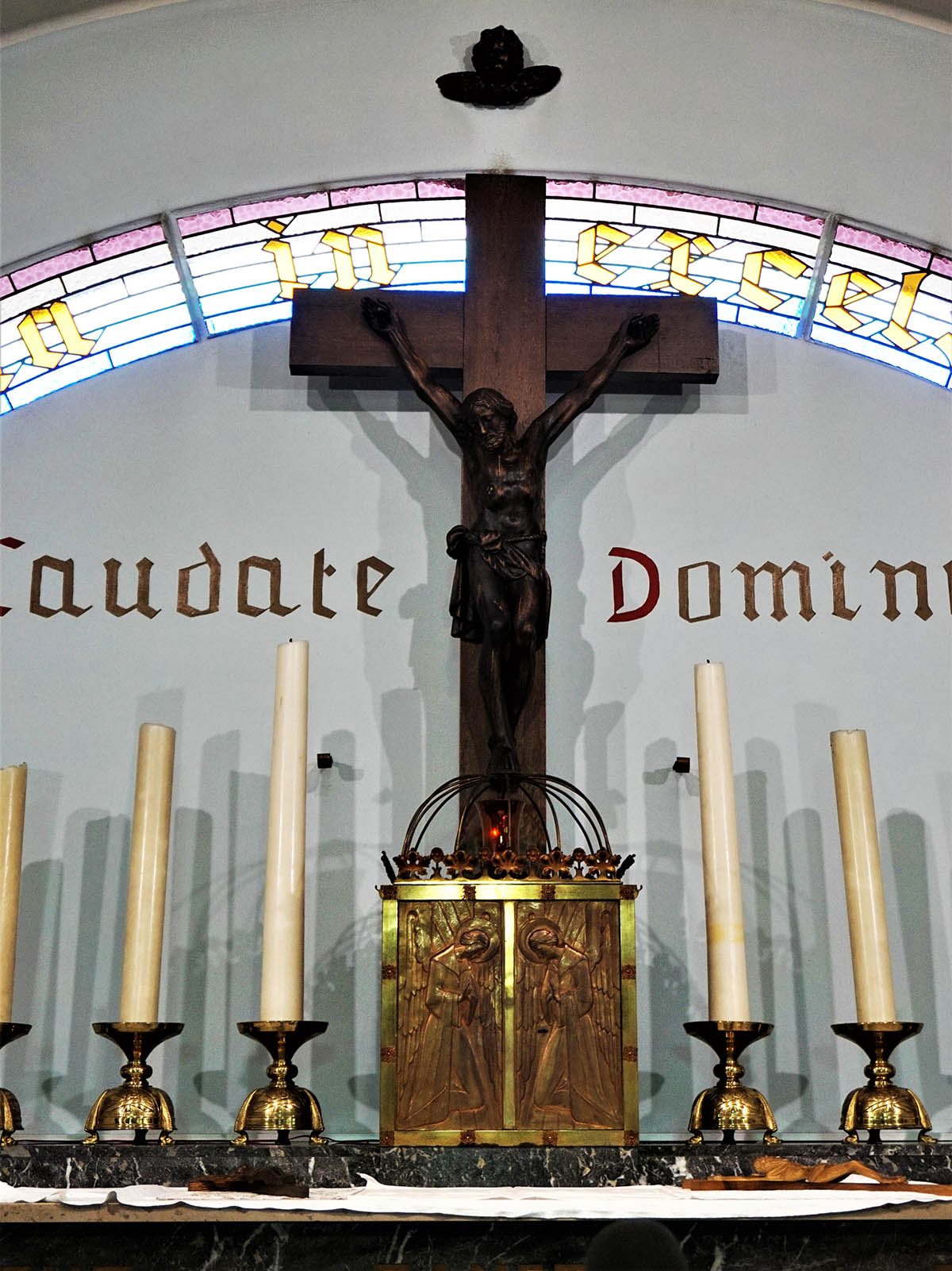 Het kruis dat op miraculeuze wijze ongeschonden uit de vuurgloed van “De slag aan ’t Schipken” kwam, kreeg als vredessymbool, een speciaal plaatsje in de kerk van Wijnhuize boven het altaar. ©Magda De Leeuw