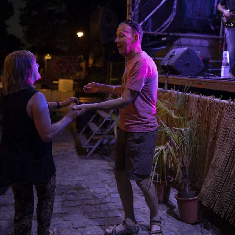 Enkele aanwezigen gingen spontaan aan het dansen. ©Chris Bosseloo