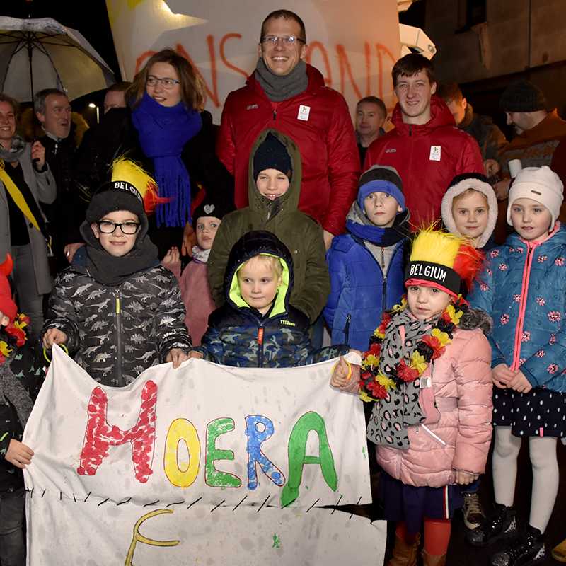 Schoolkinderen kwamen met zelfgemaakte spandoeken Ewoud toejuichen