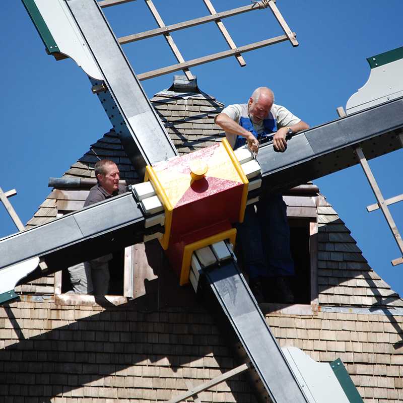 Johny (rechts) samen met Eddy De Leeuw aan het werk aan de Buysesmolen van Sint-Antelinks