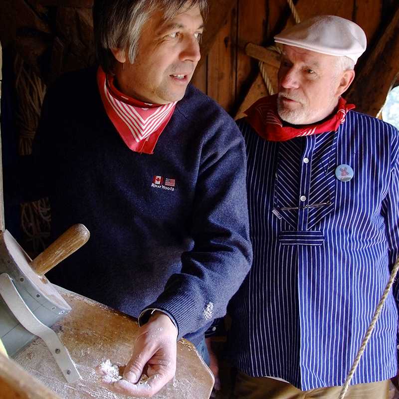 Alain Goublomme en Johny aan de meelgoot van de Molen Te Rullegem. 