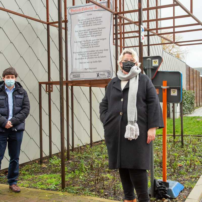 Bart Heyvaert, winnaar poëziewedstrijd 2020, en schepen voor Cultuur Heidi Knop. ©Lokaal Bestuur Herzele