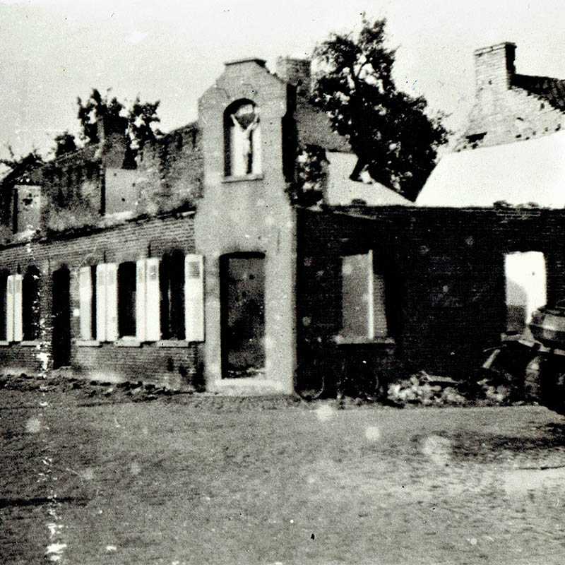Het dak van een hoekhuis werd volledig weggeschoten bij de vuurgevechten op 3 september 1944.