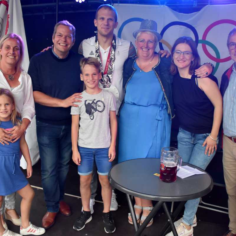 Schepen Hilde Van Impe, Schepen Benjamin Rogiers, Paralympisch medaillewinnaar Ewoud Vromant, Schepen Heidi Knop, Anneleen Poelman en schepen Ronny Herremans samen met de kinderen op het podium. © Damien De Leeuw