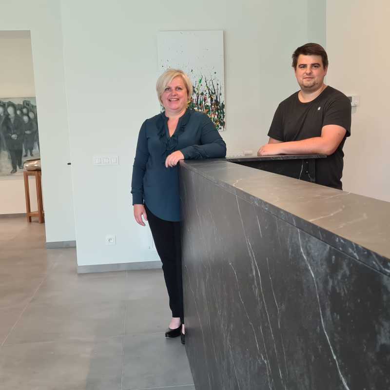 Annick en Cedric aan het onthaal van het nieuwe uitvaartcentrum