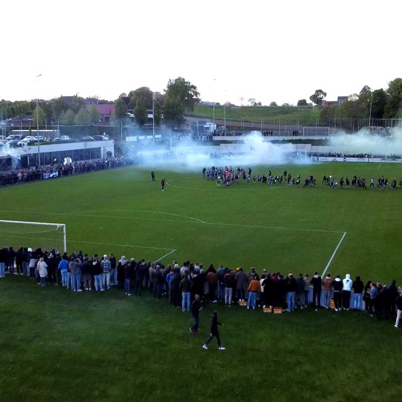KVC De Toekomst wint met 3-1 van KSV Sottegem in sportpark De Vrede. Meer dan 2.000 bezoekers volgen de match langs de zijlijn. ©Tomas De Landsheer.