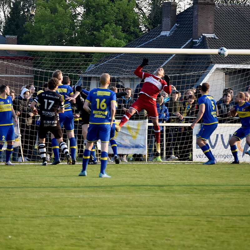 Het eerste doelpunt na een hoekschop van Yves Bellon. ©Damien De Leeuw