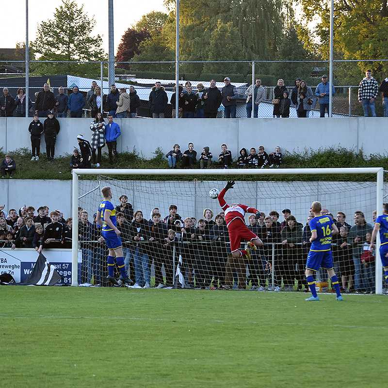 Ken Van Den Steen maakt een goal met een kopbal op doel: 2-0 ©Damien De Leeuw