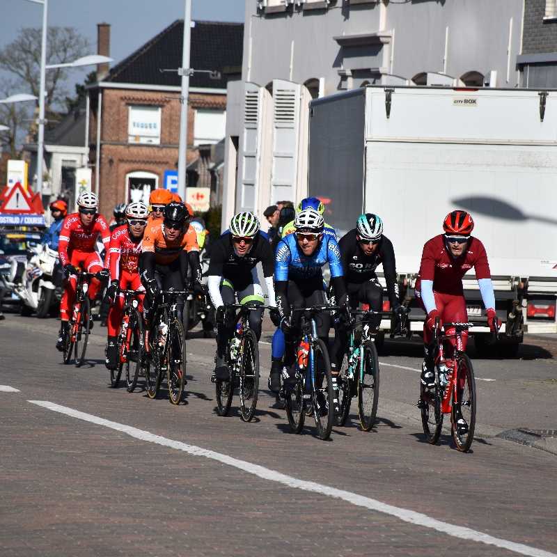 Omloop Het Nieuwsblad maakt mooie passage door Herzele