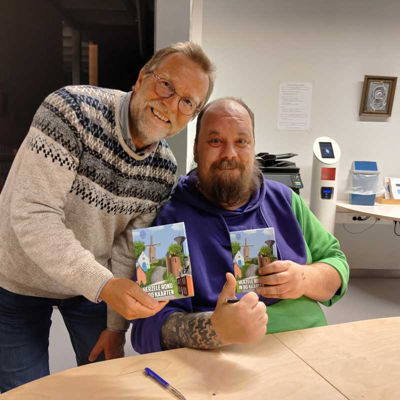 Frederic Moyersoen (bedenker) en Pepijn De Paepe (illustrator) met het nieuwe spel in de hand. ©Damien De Leeuw