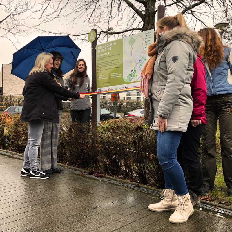 Schepen Hilde Van Impe en schepen Ann Van Ruyskensvelde openen officieel de nieuwe wandelroute. ©Lokaal Bestuur Herzele