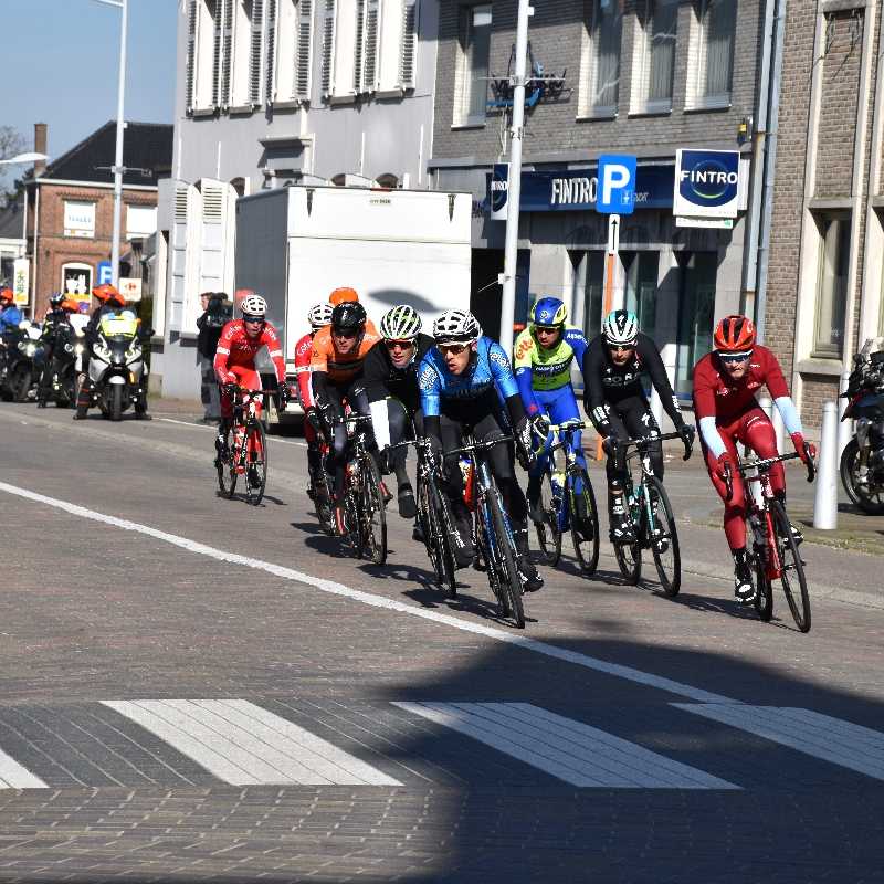 Omloop Het Nieuwsblad maakt mooie passage door Herzele