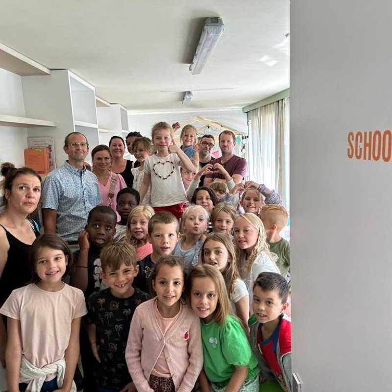  Schepen Benjamin Rogiers opent de nieuwe schoolbib in aanwezigheid van heel wat enthousiaste leerlingen.