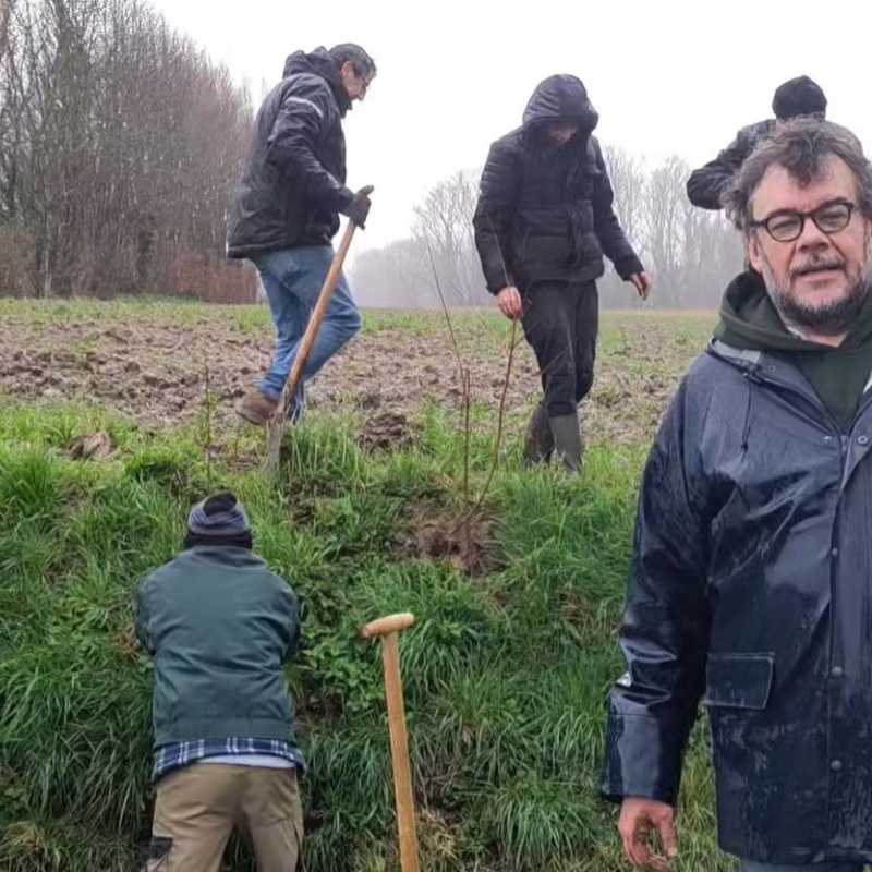  Filip De Bodt, met op de achtergrond enkele sympathisanten aan het werk ©Facebook LEEF Herzele