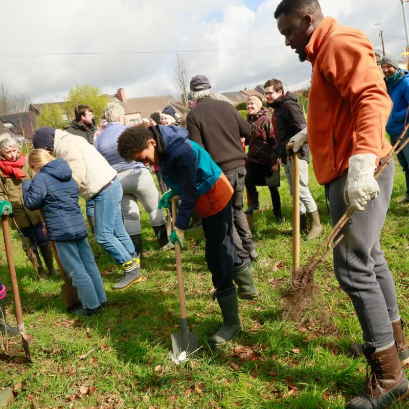 Inwoners helpen bij de aanplant van de site. Foto: ©Lokaal Bestuur Herzele