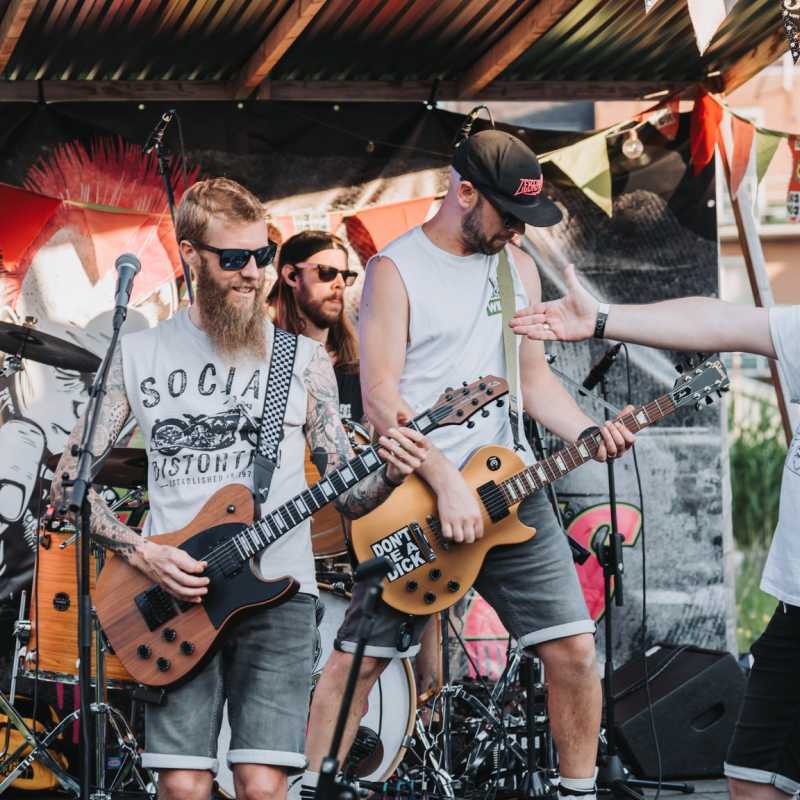 De 'The Dirty Harries' uit Asse met Herzelenaar Pieter Schamp openden het festival ©Diederik de Mezel