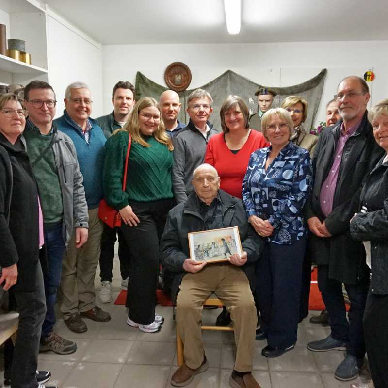 Familie Van der Biest samen met Helen en Arthur in het Erfgoedhuis in Borsbeke. ©De Hellebaard, Herzele