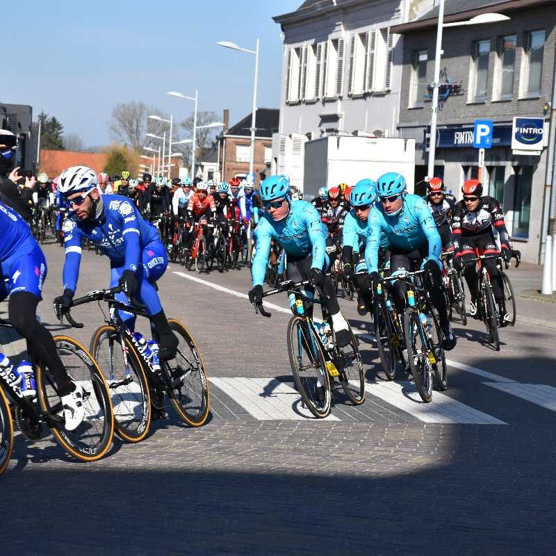 Omloop Het Nieuwsblad maakt mooie passage door Herzele