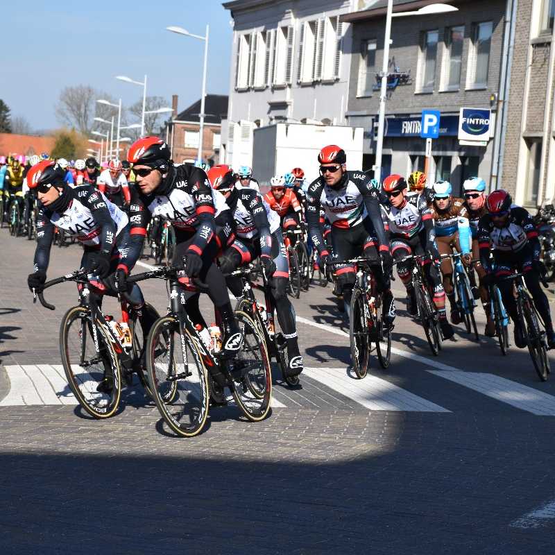 Omloop Het Nieuwsblad maakt mooie passage door Herzele