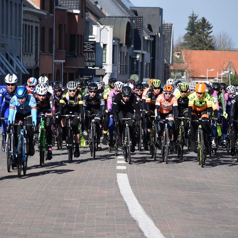 Omloop Het Nieuwsblad maakt mooie passage door Herzele