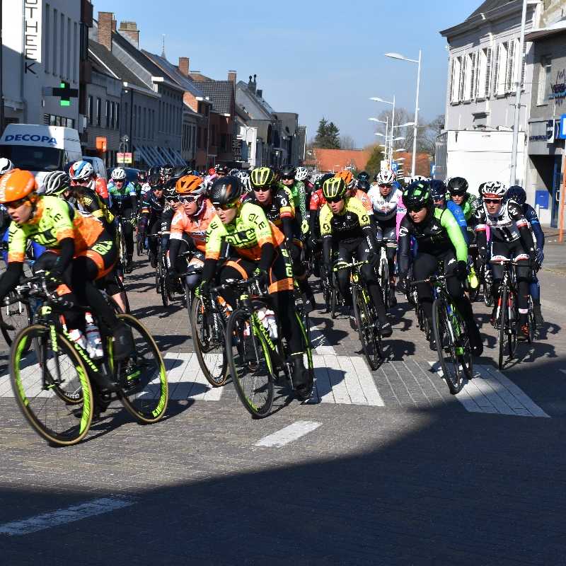 Omloop Het Nieuwsblad maakt mooie passage door Herzele