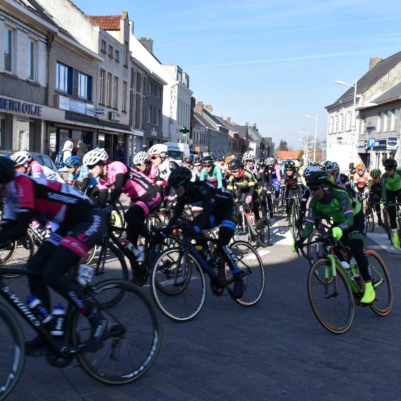 Omloop Het Nieuwsblad maakt mooie passage door Herzele