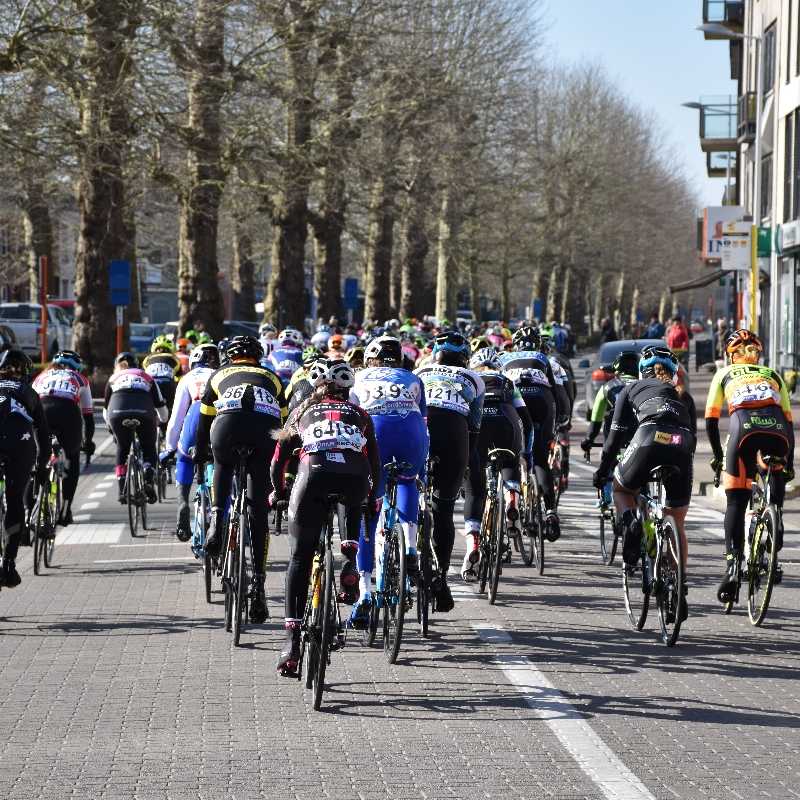 Omloop Het Nieuwsblad maakt mooie passage door Herzele