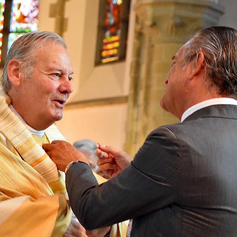 E.H. Deken Pol Dreelinck krijgt de pin van Herzele van Burgemeester Johan Van Tittelboom