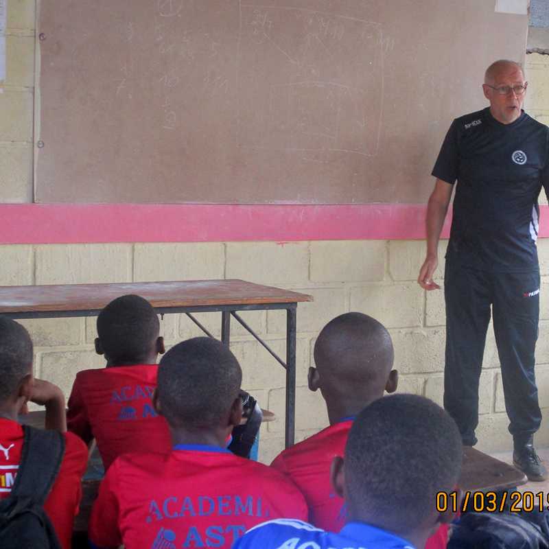 Geert geeft voetbaltraining aan een groep jongeren in Port-au-Prince